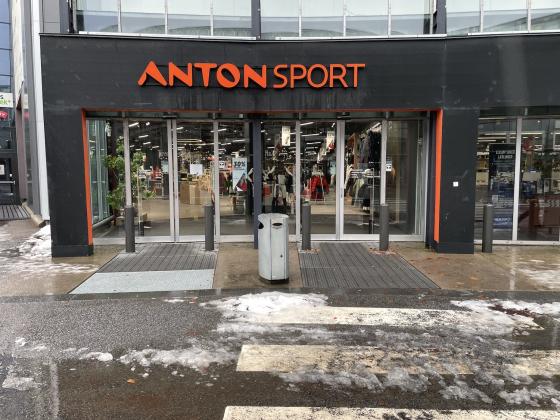 Inngangen til Anton sport på Alna Storsenter