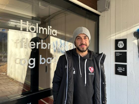 Aram Meradi foran Holmlia flerbrukshall og bad.