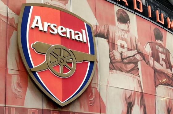 Arsenal fotballklubbs merke på utsiden av Emirates Stadium i London