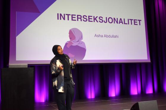 asha abdullahi holder foredrag på oslo world ung