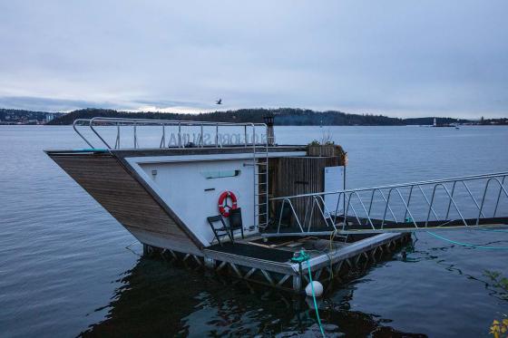 Badstuen ligger flytende på vannet ved Tjuvholmen.