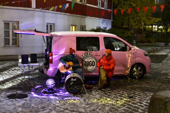 Et band fra KIGO holder konsert i bakgården til Oslo Museum.