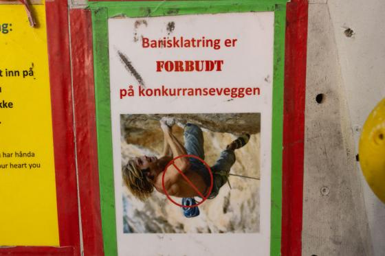 forbudskilt på klatresenter 