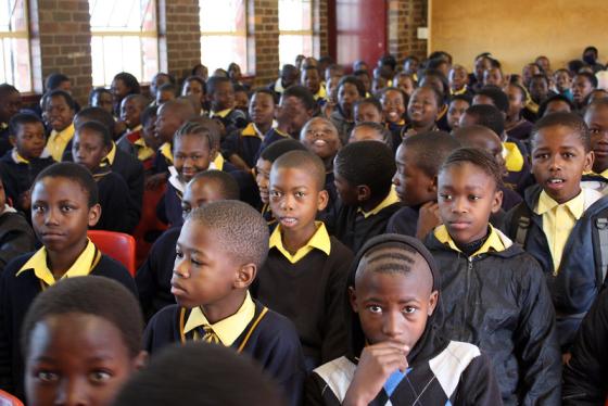 En barneskoleklasse i et klasserom i Sør-Afrika.