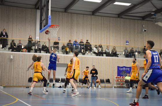 en mann som scorer mål i basket