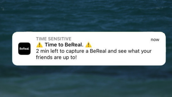 Skjermbilde av varsel fra BeReal med teksten "Time to BeReal"