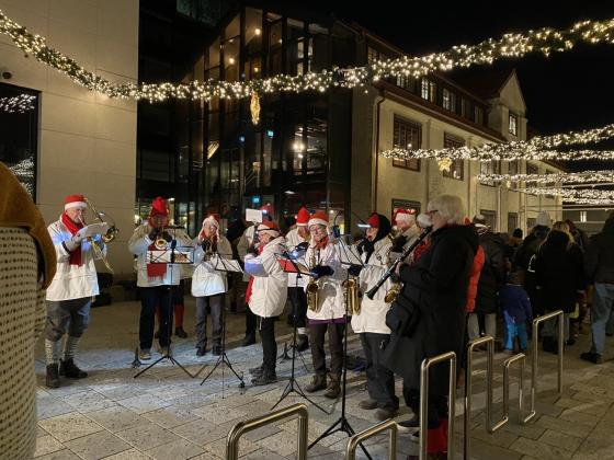 Bestum Stasmusikk. Korps kledd i nisseluer.