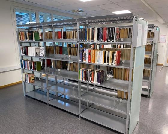 En halvfull bokhylle inne på biblioteket på OsloMet