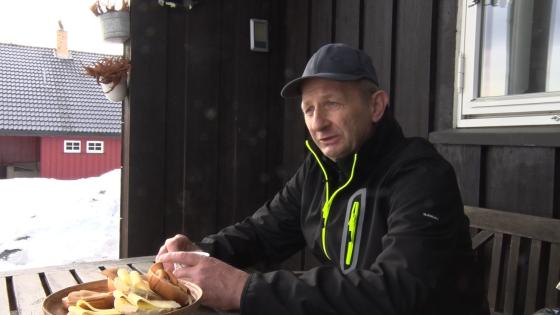 Bonde Kristian Narum drikker kaffe på tunet