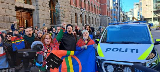 Demonstranter med samisk flagg utenfor Høyesterett