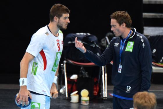 Bjarte Myrhol får tilsnakk av Christian Berge under en håndballkamp