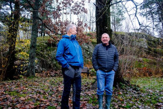 Bjørn og Espen står i skogen