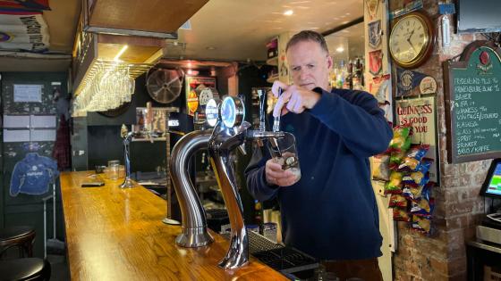 Leder i Bohemen sportsbar står ved tappekranen i baren  