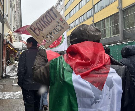 Baksiden av et demonstrasjonstog en parole som det står, boikott Israel på