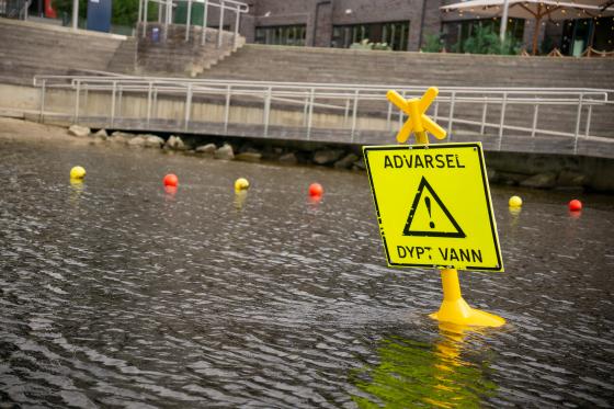 Bøye i Sørenga som advarer mot dybde.