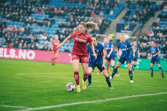 Signe Gaupset spiller for Brann mot Stabæk under cupfinalen 2022.