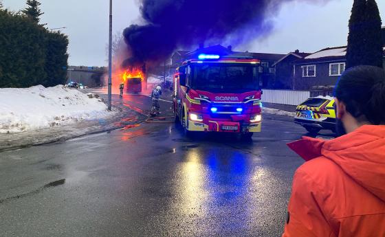 Brannvesen slukker brann i buss