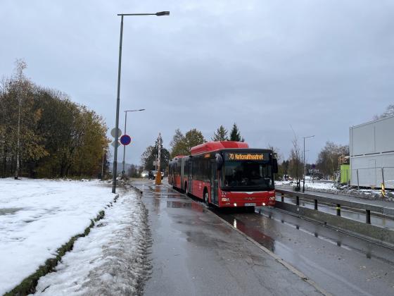 70-bussen på vei gjennom buss-bommen i Enebakkveien. 