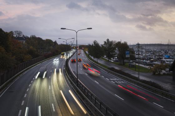 Ser en motorvei og biler som kjører i fart