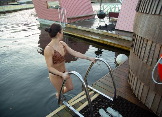 dame som isbader i Oslo fjorden