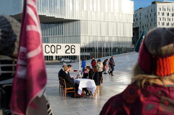 Extinction Rebellion rollespiller klimatoppmøtet i Glasgow på operataket.