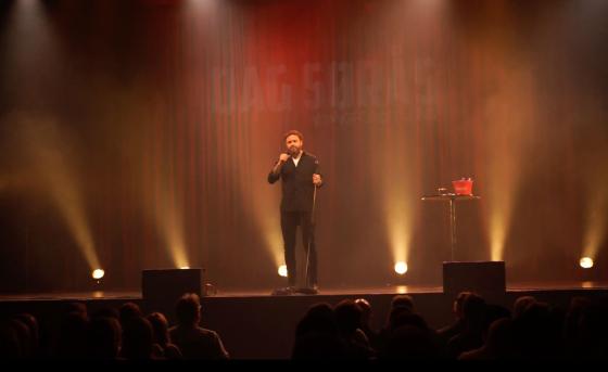 Dag Sørås står på scenen, og hadde sitt første show på Rockefeller i Oslo, siden gjenåpningen av byen. 