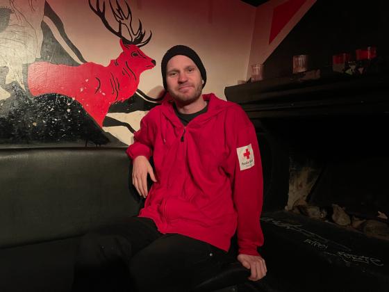 Daniel Rove i Røde Kors genser