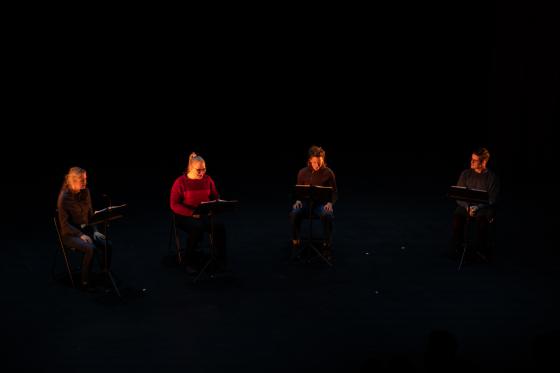 Lone Klein, Heta Kerokoski, Cecilie Solberg Knudsrød og Erlend Rødal Vikhagen sitter på en mørk scene i halvsirkel