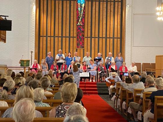 Et kor med eldre mennesker i en kirke 