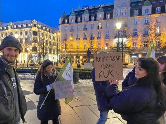 Seks demonstranter med skilt og flagg fra Grønn Ungdom på Eidsvolls plass 