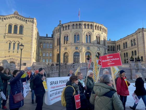 Mange mennesker med plakater foran Stortinget