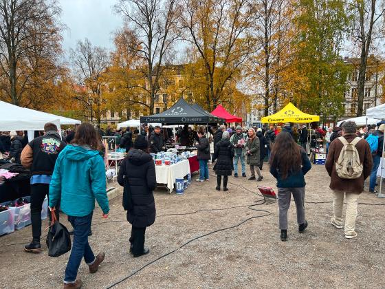 Folkemengde på Birkelunden Marked, masse boder omkring