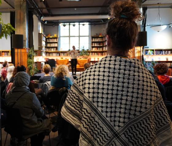 Lesing av palestinske dikt av bibliotekarer i opprør. Foto: Kiana Hassani