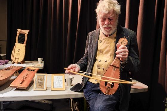 Sverre Jensen, musiker og instrumentbygger introduserer til lyre. Foto: Kiana Hassani