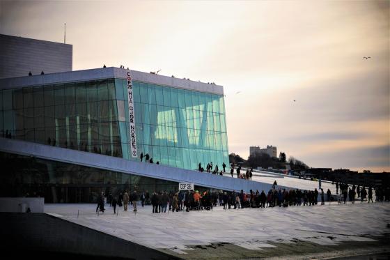 Demonstranter utenfor Den Norske Opera.