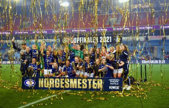 Vålerenga jubler etter nok et cupgull i fotball. Foto: Andrea Viland Ask