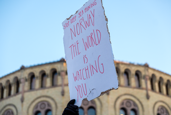 Skilt om gruvedrift på havbunnen foran stortinget