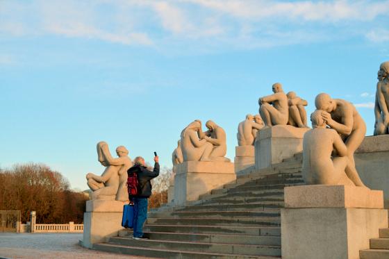 Bilde av en mann som ser på skulpturene i Vigelandsparken