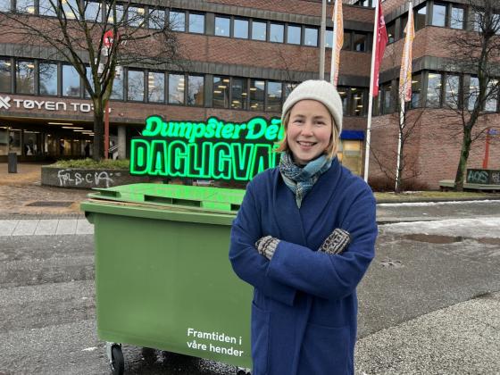 Leder for Framtiden i våre hender, Anja Bakken Riise, foran Dumpster deli på Tøyen torg.