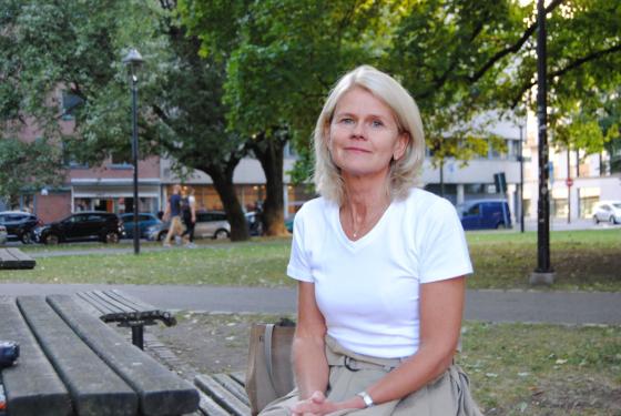 eline thorleifsson sitter i park