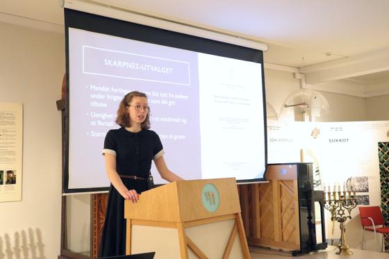 Elise Barring Berggren under foredraget "I kjølevannet av Holocaust: Restitusjonen" på Jødisk Museum i Oslo.