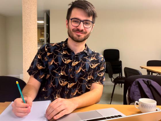 Emil Nordvik sit framfor PC-en og jobbar med studier. 