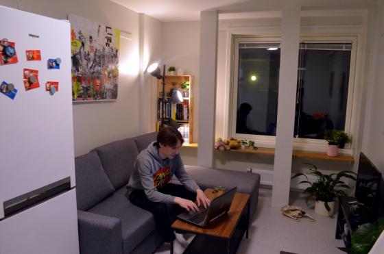 Student sitter med pc på hybelen sin