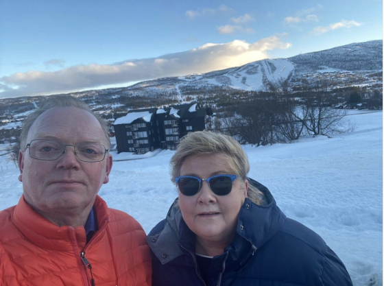 Selfie av Erna Solberg og ektemannen på Geilo.