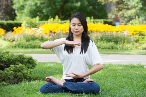 Ei kvinne utfører ei meditasjonsøving.