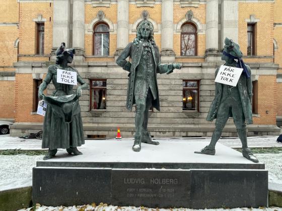 Plakater med teksten  "får ikke tolk" på Ludvig Holdberg statue 