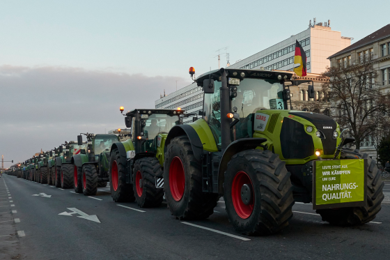 Traktorer på lang rekke i Berlin