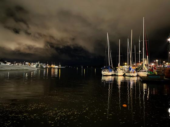 Bilde av fjord og båter ved en kai