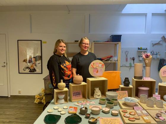 Sophia Johansson og Anne Jahr står bak en stand på Flokemarked