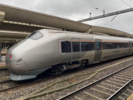Flytoget står ved plattform 10 på Oslo Sentralstasjon.